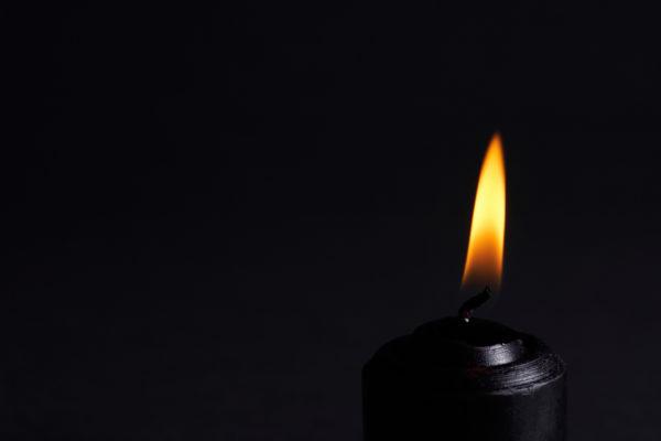 Заговор от грибка ногтей с черной свечой